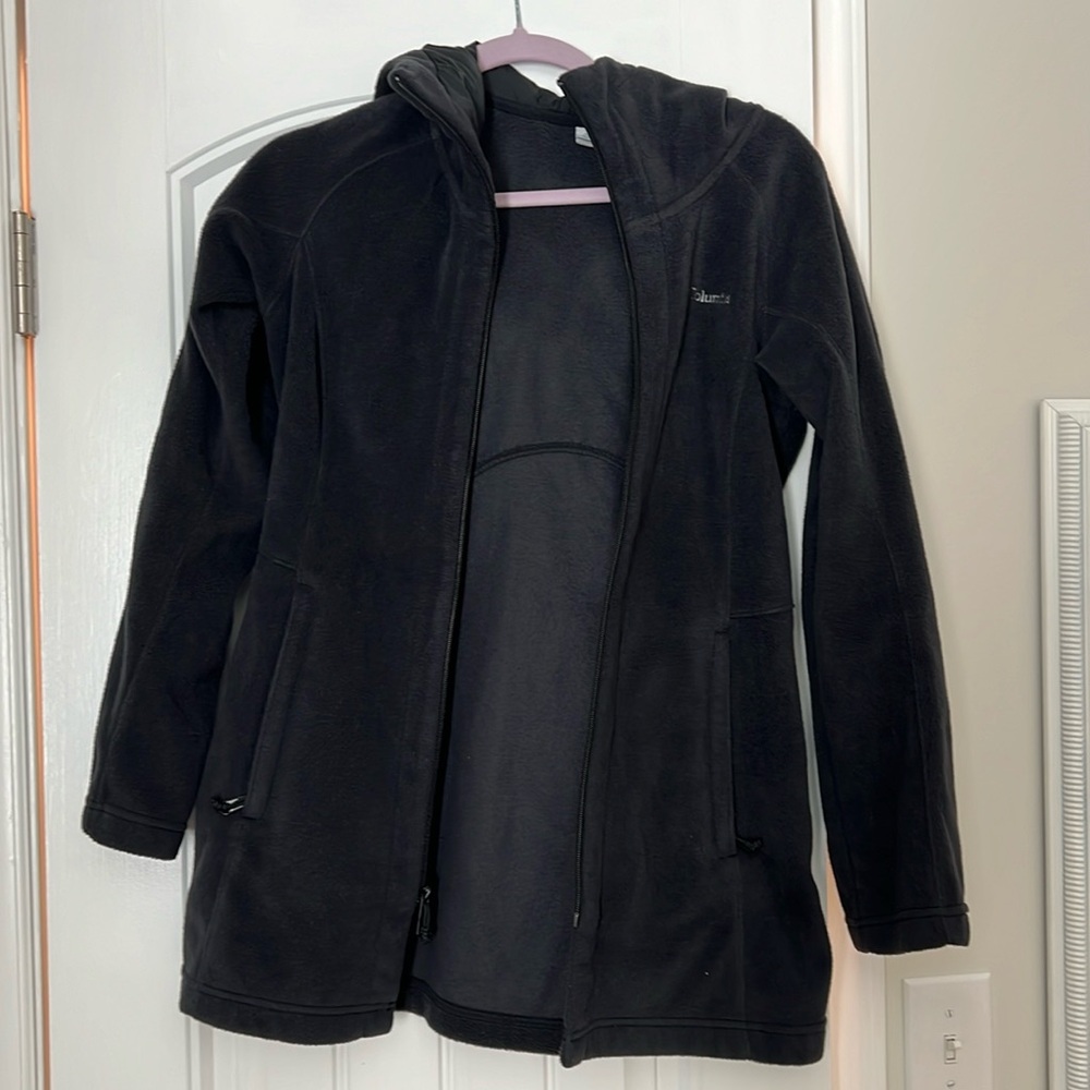 Columbia zip-up hoodie / sweater. Black color.